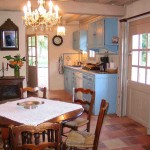 Les Garris dining room - kitchen